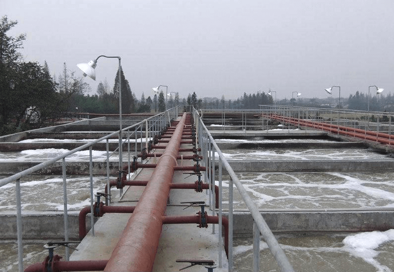 (圖:生活污水泡沫現(xiàn)場(chǎng))