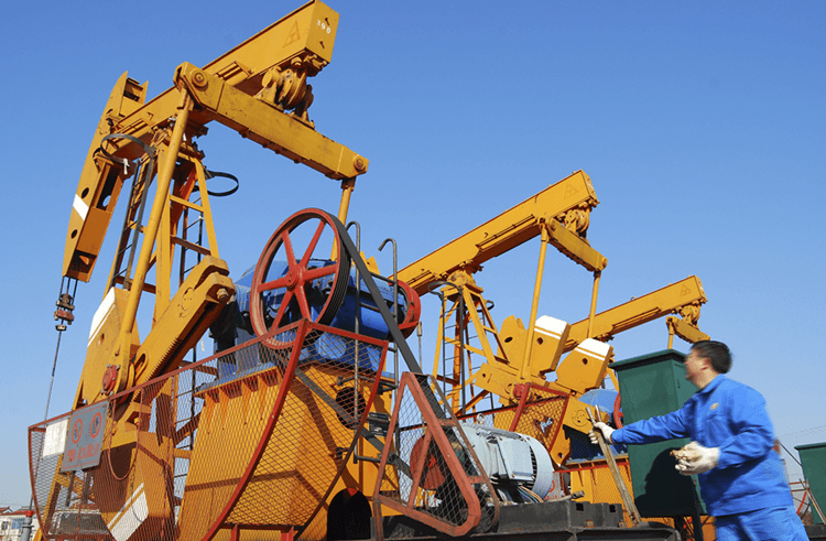 （圖：石油開(kāi)采現(xiàn)場(chǎng)）