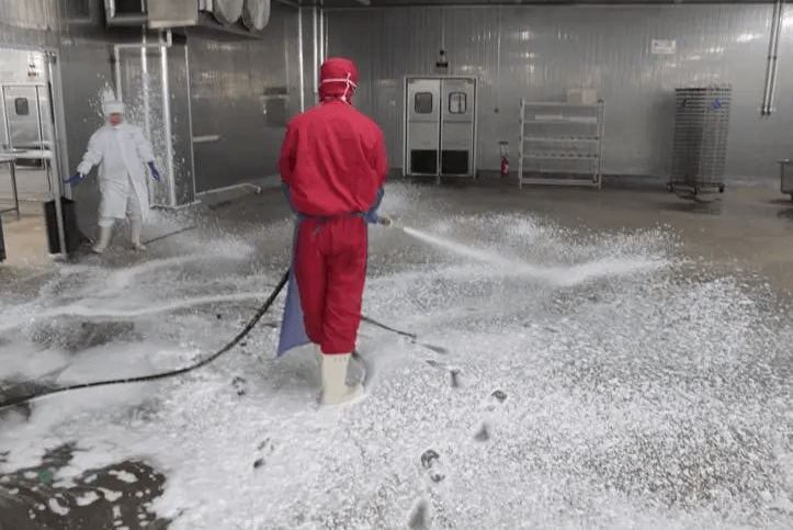 (圖:清洗泡沫現(xiàn)場(chǎng))