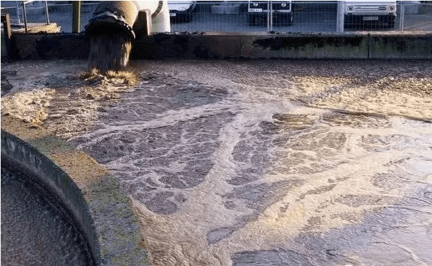 (圖:垃圾滲濾液污水泡沫)