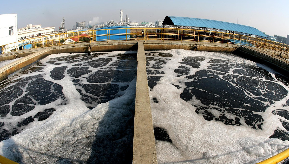 (圖:污水泡沫池處理現(xiàn)場(chǎng))