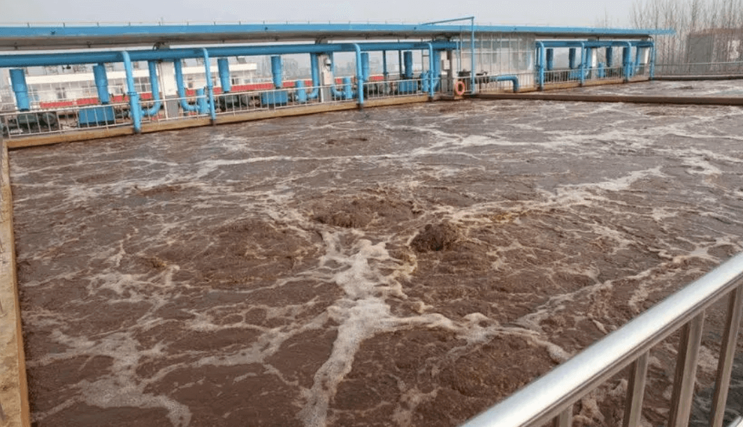 （圖：造紙廢水起泡現場）