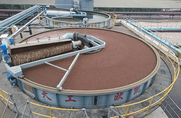 （圖：電廠爐渣廢水處理池起泡場景）