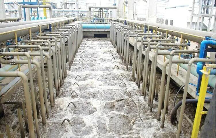 （圖：南輝日化洗滌污水廢水客戶起泡現(xiàn)場(chǎng)）